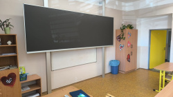 Pylonová školní tabule před nástěnnou tabulí